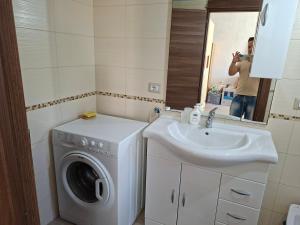 a bathroom with a washing machine and a sink at Casa mariano in Marconia