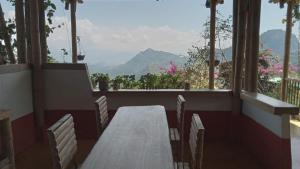 a wooden table and chairs with a view of mountains at Cabañas la pradera in Ruiosucio