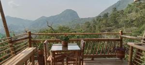 a balcony with a table and a view of mountains at Cabañas la pradera in Ruiosucio