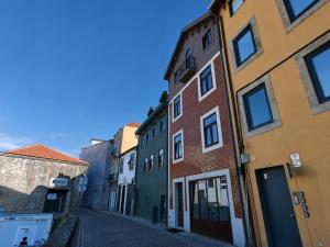 an alley in an old town with buildings at Fervença Apartments in Vila Nova de Gaia