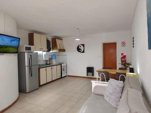 a living room with a couch and a kitchen at Punto Centro in Venado Tuerto +20 photos