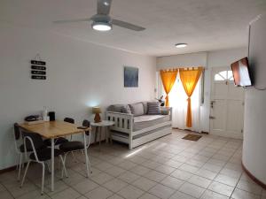 a living room with a couch and a table at Punto Centro in Venado Tuerto