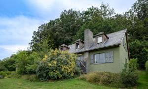 an old house on a hill with trees at Lumen nr5 in Bois
