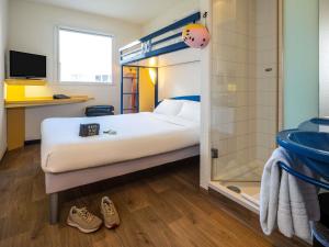 a hotel room with a bed and a shower at Ibis Budget Graz City in Graz +46 photos