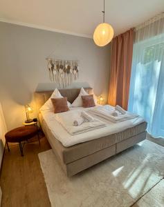 a bedroom with a large bed and a large window at Stilvolles Apartment 3 Zi Klinik & Kurpark Terrasse Parkplatz Barrierefrei in Bad Oeynhausen +13 photos