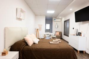 a bedroom with a large bed and a table at Complejo Vista Tres Picos in Sierra de la Ventana