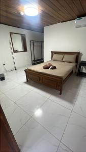 a bedroom with a bed in a room at Casa solarte in Calobrito