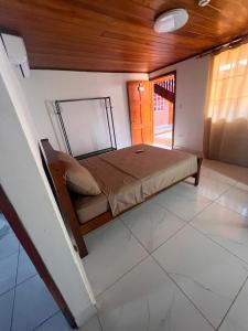 a small bedroom with a bed in a room at Casa solarte in Calobrito