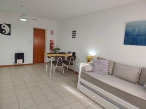 a waiting room with a couch and a table at Punto Centro in Venado Tuerto