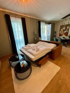 a bedroom with a large bed in a room at Klinik & Kurpark Parkplatz Barrierefreies Apartment Boxspringbett in Bad Oeynhausen
