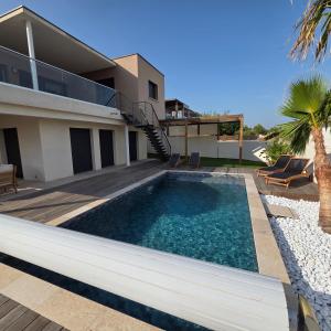 a villa with a swimming pool and a house at Villa View in Combaillaux