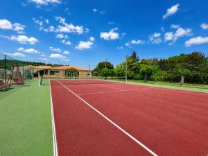 an image of a tennis court at La Jungle du Vernet, Ambiance Tropicale in Le Vernet