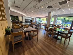 a dining room with tables and chairs in a restaurant at ibis Rotorua in Rotorua