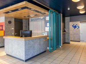 a reception area of a hospital with a reception desk at ibis budget Flensburg Handewitt in Handewitt
