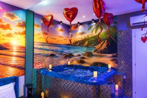 a room with a painting of a hot tub and balloons at Napoli in relax in Naples