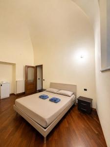 a bedroom with a large bed in a room at Living Adua Centro in Tortona