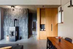 a living room with a fireplace and a wooden table at Шпиці boutique hotel & SPA in Yablunytsya