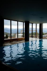 a swimming pool with a view of the mountains at Шпиці boutique hotel & SPA in Yablunytsya