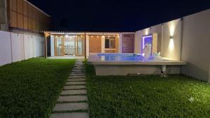 a yard with a bathtub in the middle of a house at Villa Arcoíris in Paita