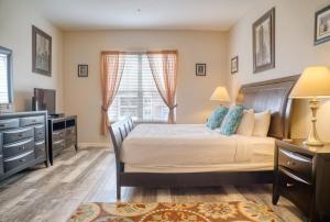 a bedroom with a large bed and a window at Vista Cay Luxury Loft in Orlando +33 photos