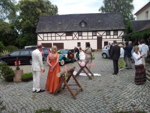 eine Gruppe von Personen, die vor einem Gebäude stehen in der Unterkunft Richzenhainer-Hof in Waldheim