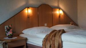 Un pat sau paturi într-o cameră la Richzenhainer-Hof
