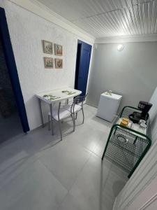 a small room with a table and two chairs at Suite Simples PRIVATIVA in Diamantina +10 photos