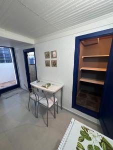 a dining room with a table and a window at Suite Simples PRIVATIVA in Diamantina