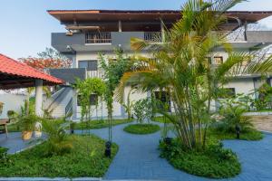 a courtyard with palm trees in front of a building at "Hotel Relax" in Las Pozas