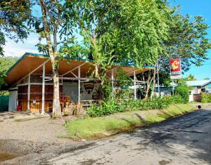 a building on the side of a street at Karandi Hostel Uvita in Uvita