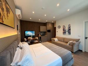 a hotel room with a bed and a couch at Brianza Home in Giussano