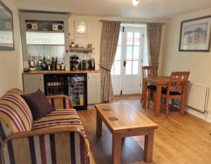 uma sala de estar com um sofá e uma mesa em Barrowgarth Guest House em Appleby