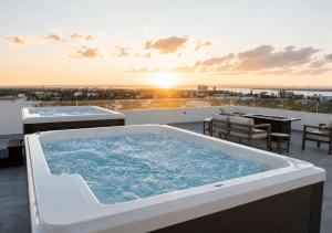 a hot tub on the roof of a building at Brisamar La Paz- Terraza Vista al Mar - Cerca del Malecon in La Paz
