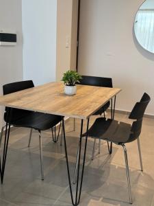 a wooden table with chairs and a potted plant on it at luxury apart 1 in Villa María