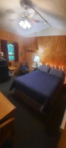 a bedroom with a blue bed in a room at Thunder Ridge Cabins B&B - Bird Nest in Rockbridge