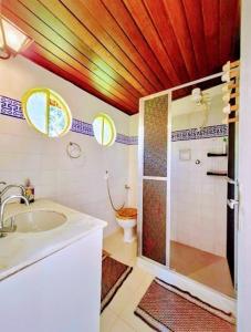 a bathroom with a shower and a sink and a toilet at Pousada dos Chalés - Araras in Araras Petropolis +40 photos
