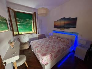 ein Schlafzimmer mit Bett und Schreibtisch mit Laptop in der Unterkunft Fronte Mare in Quercianella
