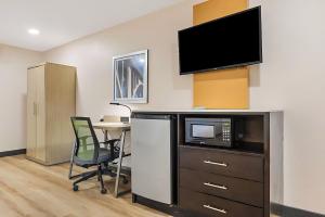 a room with a desk and a tv and a chair at Pasadena Inn at Old Town, Los Angeles in Pasadena
