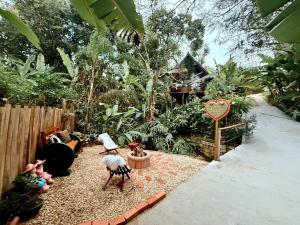 a toy yard with a garden with a house at Cabana com Cachoeira Privativa in Imaruí