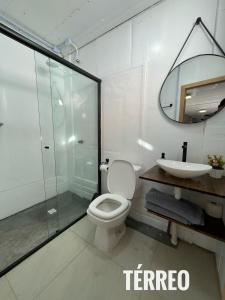 a bathroom with a toilet and a sink and a shower at Estudio Praia do Estaleiro - Balneário Camboriú in Balneário Camboriú +20 photos
