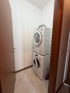 a washing machine and a dryer in a room at Ambra House in Piacenza