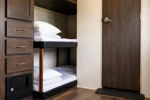 a closet with two bunk beds in a room at NaturalfarmZAMPA in Yomitan