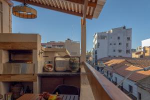 a balcony with a table and a view of a city at Casita Vera Style in Tarija