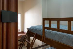 a bedroom with a bunk bed and a flat screen tv at Casita Vera Style in Tarija