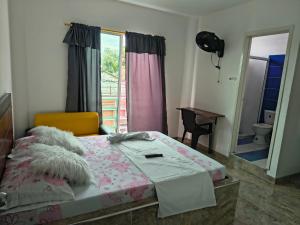 a bedroom with a bed and a chair and a mirror at Hospedaje Rey De Los Vientos in Yotoco +45 photos