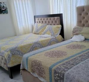 two beds sitting next to each other in a bedroom at Casa Same Hotel in Atacames