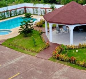 a garden with a gazebo and a swimming pool at Casa Same Hotel in Atacames