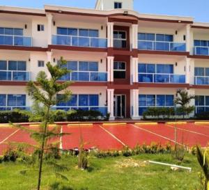 a building with a tennis court in front of it at Casa Same Hotel in Atacames