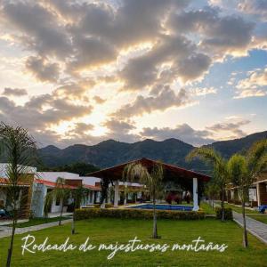 a view of a resort with mountains in the background at Un pequeño paraíso en Malinalco in Malinalco +1 photo