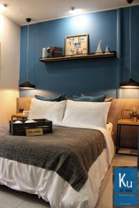 una camera con un grande letto con una parete blu di Ku at sea a Ko Samed